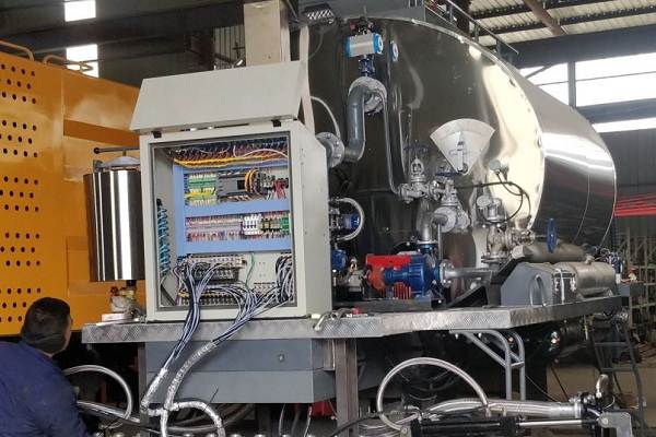 The multi-purpose intelligent emulsified asphalt spreader truck has multiple uses_1